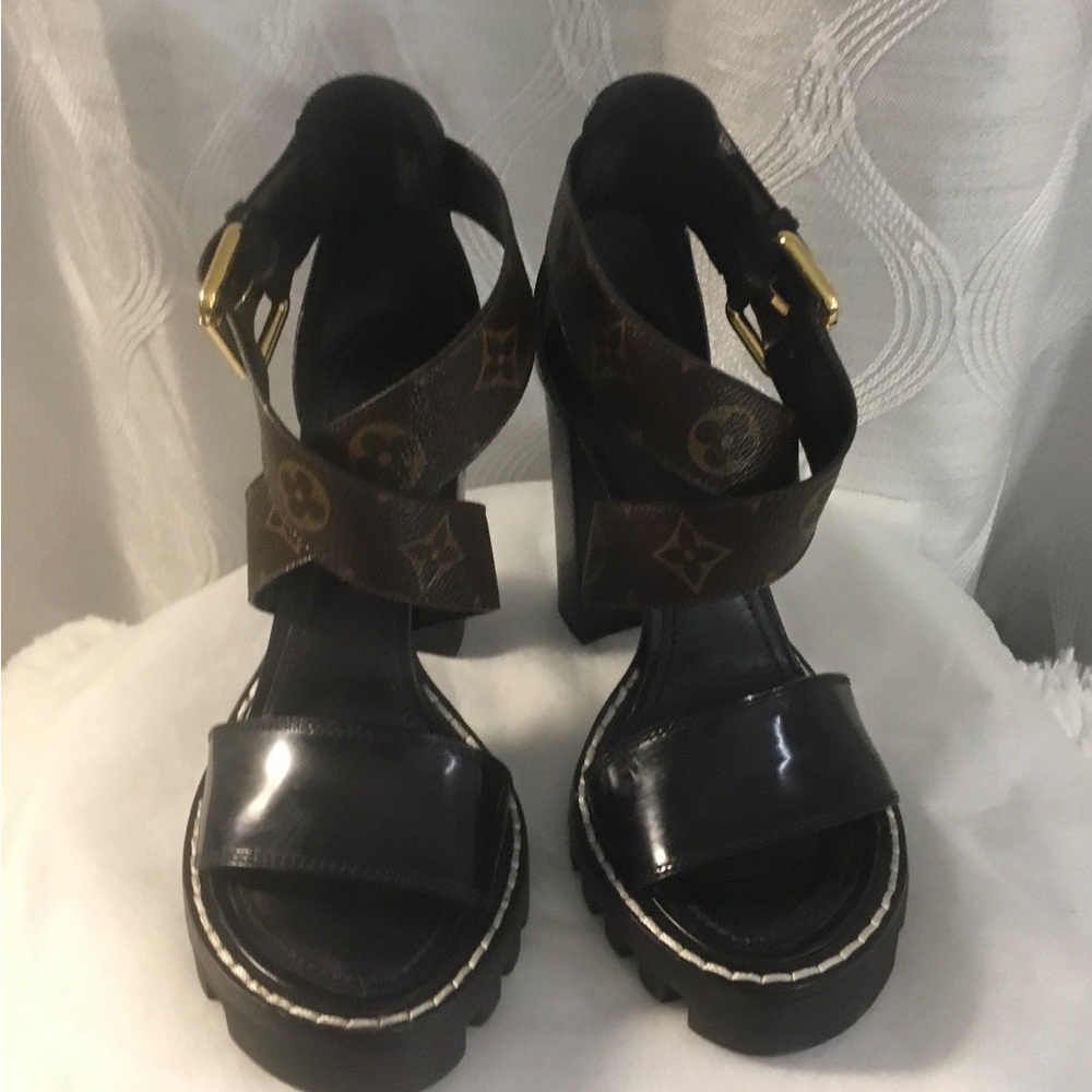 Louis Vuitton Star Trail Sandals Luxury Black Sandal with LV Monogram Strap